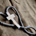 Christliche Symbole in Firma und Arbeitshalle – wann sind sie erlaubt?